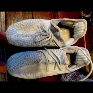 Boys Yeezys Size 13 (30)